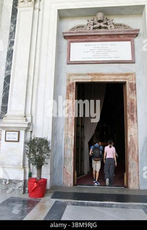 Menschenmassen gehen durch die Heilige Pforte (Porta Santa) der päpstlichen Basilika St. Paul vor den Mauern ist eine der vier wichtigsten päpstlichen Basiliken Roms. Die Türen werden nur alle 25 Jahre im Rahmen des Jubiläums in Rom geöffnet. Stockfoto