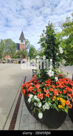 Blick auf eine kleine Stadt in Ontario mit kirchlichem Hintergrund Stockfoto