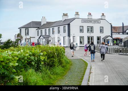 Causeway Hotel, ein historisches Hotel in der Nähe des Giant's Causeway in Bushmills, Nordirland. Beliebte Unterkunft für Touristen, die die Are besuchen Stockfoto