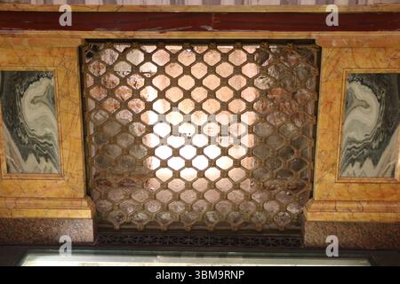 Das Grab des heiligen Paulus wurde über dem Grab des Apostels Paulus erbaut, der in der Via Ostiensis zum Märtyrer vergraben wurde. Der Hauptaltar steht über dem Grabmal, ein Mittelpunkt für Pilger und Besucher. Die päpstliche Basilika St. Paul vor den Mauern ist eine der vier wichtigsten päpstlichen Basiliken Roms. Stockfoto