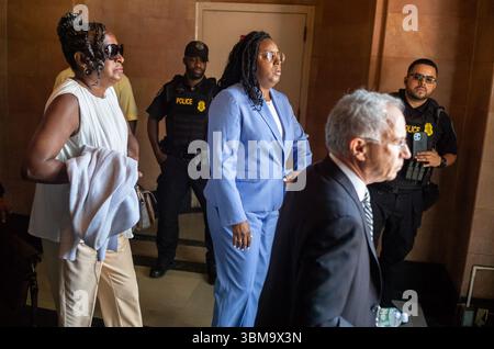 Newark, New Jersey, USA. Juni 2025. LaMONICA MCIVER verlässt das Bundesgericht, nachdem McIver drei Bundesanklagen wegen Zusammenstößen mit ICE-Beamten wegen Einwanderungs- und Haftpolitik in Newark, New Jersey, nicht schuldig erklärt hatte. Später wandte sich McIver an ihre Unterstützer (Credit Image: © Brian Branch Price/ZUMA Press Wire) NUR REDAKTIONELLE VERWENDUNG! Nicht für kommerzielle ZWECKE! Stockfoto