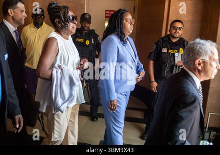 Newark, New Jersey, USA. Juni 2025. LaMONICA MCIVER verlässt das Bundesgericht, nachdem McIver drei Bundesanklagen wegen Zusammenstößen mit ICE-Beamten wegen Einwanderungs- und Haftpolitik in Newark, New Jersey, nicht schuldig erklärt hatte. Später wandte sich McIver an ihre Unterstützer (Credit Image: © Brian Branch Price/ZUMA Press Wire) NUR REDAKTIONELLE VERWENDUNG! Nicht für kommerzielle ZWECKE! Stockfoto