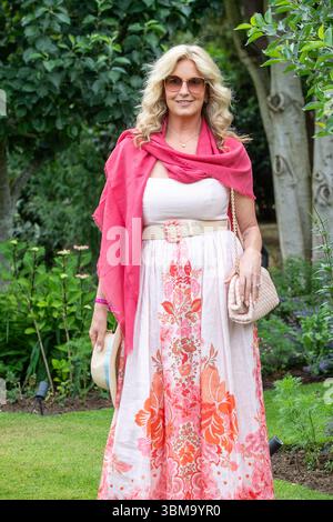Stoke Poges, Buckinghamshire, Großbritannien. Juni 2025. Penny Lancaster besuchte heute Tag zwei der Boodles im Stoke Park in Buckinghamshire. Penny trug ein hübsches Sommerkleid mit einem rosa und orangen Blumenmuster. Quelle: Maureen McLean/Alamy Live News Stockfoto