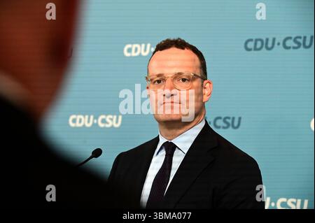 Der Vorsitzende der CDU/CSU-Fraktion, Jens Spahn CDU, und sein Stellvertreter Alexander Hoffmann CSU beim wöchentlichen Pressestatement vor dem Fraktionssitzungssaal im Reichstag. Diesmal ging es unter anderem um das Gutachten zum Maskenkauf. Jens Spahn CDU *** der Vorsitzende der CDU CSU-Fraktion, Jens Spahn CDU , und sein Stellvertreter Alexander Hoffmann CSU bei der wöchentlichen Pressemitteilung vor dem Fraktionssitzungssaal im Reichstagssaal dieses Mal war das Thema unter anderem das Gutachten zum Kauf von Masken Jens Spahn CDU Stockfoto