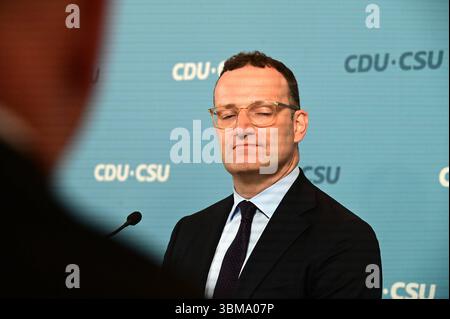 Der Vorsitzende der CDU/CSU-Fraktion, Jens Spahn CDU, und sein Stellvertreter Alexander Hoffmann CSU beim wöchentlichen Pressestatement vor dem Fraktionssitzungssaal im Reichstag. Diesmal ging es unter anderem um das Gutachten zum Maskenkauf. Jens Spahn CDU *** der Vorsitzende der CDU CSU-Fraktion, Jens Spahn CDU , und sein Stellvertreter Alexander Hoffmann CSU bei der wöchentlichen Pressemitteilung vor dem Fraktionssitzungssaal im Reichstagssaal dieses Mal war das Thema unter anderem das Gutachten zum Kauf von Masken Jens Spahn CDU Stockfoto