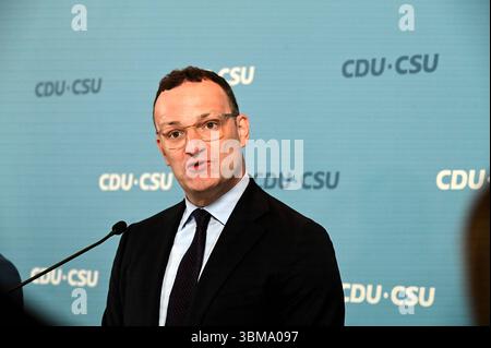 Der Vorsitzende der CDU/CSU-Fraktion, Jens Spahn CDU, und sein Stellvertreter Alexander Hoffmann CSU beim wöchentlichen Pressestatement vor dem Fraktionssitzungssaal im Reichstag. Diesmal ging es unter anderem um das Gutachten zum Maskenkauf. Jens Spahn CDU *** der Vorsitzende der CDU CSU-Fraktion, Jens Spahn CDU , und sein Stellvertreter Alexander Hoffmann CSU bei der wöchentlichen Pressemitteilung vor dem Fraktionssitzungssaal im Reichstagssaal dieses Mal war das Thema unter anderem das Gutachten zum Kauf von Masken Jens Spahn CDU Stockfoto