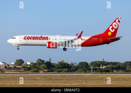 Corendon Dutch Airlines Boeing 737-9 MAX (REG: PH-CDR) landet als Flug CND952P von Amsterdam (AMS) nach Malta (MLA). Stockfoto
