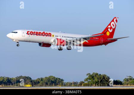Corendon Dutch Airlines Boeing 737-9 MAX (REG: PH-CDR) landet als Flug CND952P von Amsterdam (AMS) nach Malta (MLA). Stockfoto