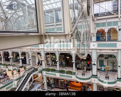 Stephen's Green Shopping Centre. Innenansicht des historischen viktorianischen Einkaufszentrums in Dublin, Irland, mit Glasdach und Ebenen. Stockfoto