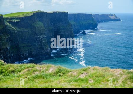 Cliffs of Moher. Dramatische Küstenklippen treffen auf den Atlantischen Ozean im County Clare, Irland. Ein beliebtes Touristenziel und natürliches Wahrzeichen. Stockfoto