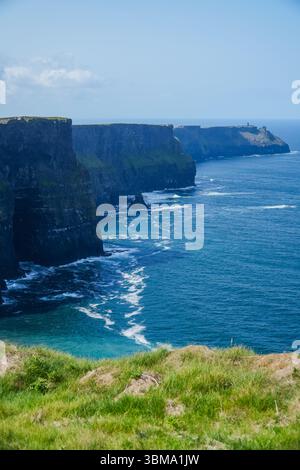 Cliffs of Moher ist eines der beeindruckendsten Naturdenkmäler Irlands und bietet dramatische Ausblicke entlang einer zerklüfteten Küstenklippe, die auf das riesige Atlan trifft Stockfoto