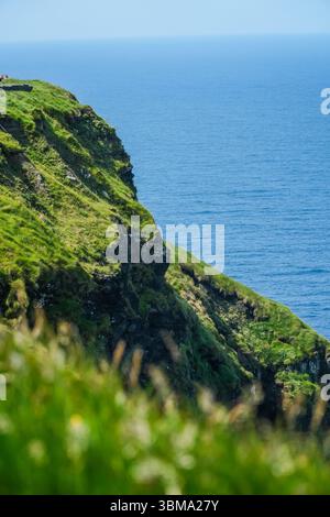 Cliffs of Moher. Dramatische Küstenklippen in County Clare, Irland, mit atemberaubendem Blick auf die zerklüftete Landschaft, die auf den Atlantischen Ozean trifft. Stockfoto