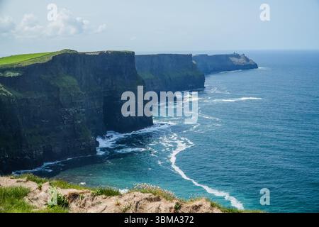 Cliffs of Moher. Zerklüftete Küstenklippen treffen auf den riesigen Atlantik, ein dramatisches Naturdenkmal in Irland. Stockfoto