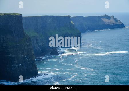 Cliffs of Moher. Dramatische zerklüftete Küstenklippen treffen auf den Atlantischen Ozean, einer der beeindruckendsten Naturlandschaften Irlands. Stockfoto