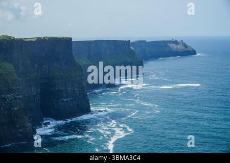 Cliffs of Moher, Irland. Dramatische Ausblicke entlang einer zerklüfteten Küstenklippe, die auf das riesige Meer trifft. Ein berühmtes Naturdenkmal für Reisen und Tourismus. Stockfoto