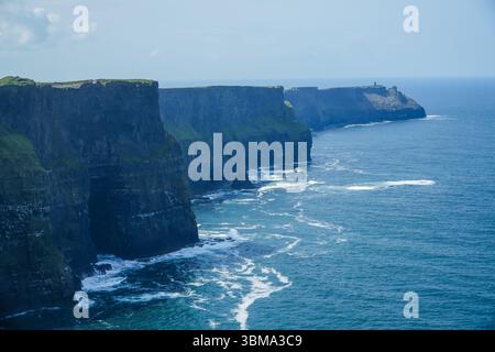 Cliffs of Moher, Irland, ist ein beeindruckendes Naturdenkmal. Dramatische Ausblicke entlang dieser zerklüfteten Küstenklippe, die auf den riesigen Atlantik trifft. Stockfoto