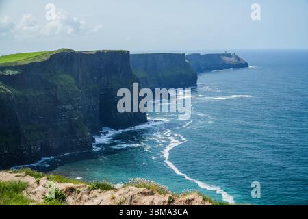 Cliffs of Moher, Irlands beeindruckendes Naturdenkmal, bietet dramatische Ausblicke entlang einer zerklüfteten Küstenklippe, die auf den riesigen Atlantik trifft. Stockfoto