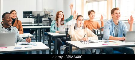 Porträt von verschiedenen Menschen, die beim Seminar die Hände heben Stockfoto