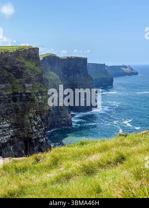 Cliffs of Moher. Irlands beeindruckendes Naturdenkmal bietet dramatische Ausblicke entlang einer zerklüfteten Küstenklippe, die auf den riesigen Atlantik trifft. Stockfoto