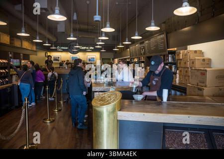 Das Innere des ersten Starbucks Stores wurde 1971 eröffnet und bietet frisch geröstete Kaffeebohnen, Tee und Gewürze aus aller Welt im Pike Place Mark Stockfoto