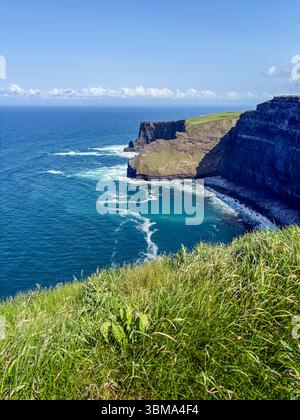 Cliffs of Moher ist ein beeindruckendes Naturdenkmal mit dramatischen Ausblicken entlang einer zerklüfteten Küstenklippe, die auf den Atlantischen Ozean trifft. Stockfoto