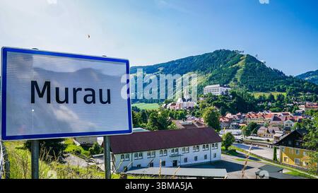 Ortseingang Murau mit Blick auf Schloss Murau und Stadtpfarrkirche, Österreich, Europa, Ortsschild, Schloss Murau, Stadtpfarrkirche hl. Matthäus, Alpenpanorama, Altstadt, historische Dächer, Steiermark, Tourismusregion, Naherholung, Sonnenlage, Almdorfbau, Investmentstandort, Chalets, Natur, Kreischberg-Nähe, nachhaltiger Alpenraum, Sommerbild mit klarer Sicht auf die Stadtstruktur, Waldlandschaft und Hanglage Murau Steiermark Österreich *** Eingang Murau mit Blick auf Schloss Murau und Pfarrkirche, Österreich, Europa, Ortsschild, Schloss Murau, St. Matthäus Pfarrkirche, Alpenpanorama, alt Stockfoto