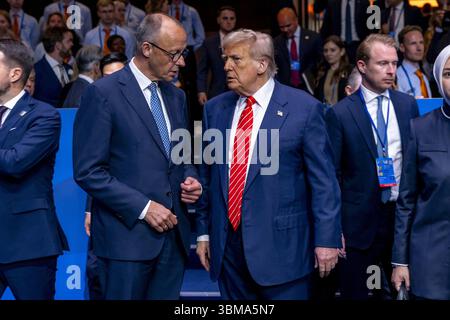 Den Haag, Niederlande. Juni 2025. US-Präsident Donald Trump im Gespräch mit Bundeskanzler Friedrich Merz beim NATO-Gipfel 2025 in den Haag, Niederlande, am Mittwoch, den 25. Juni 2025. Foto: NATO/UPI Credit: UPI/Alamy Live News Stockfoto