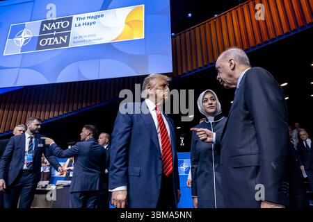 Den Haag, Niederlande. Juni 2025. US-Präsident Donald Trump im Gespräch mit dem türkischen Präsidenten Recep Tayyip Erdogan beim NATO-Gipfel 2025 in den Haag, Niederlande, am Mittwoch, den 25. Juni 2025. Foto: NATO/UPI Credit: UPI/Alamy Live News Stockfoto