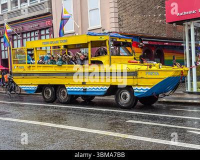 Viking Splash Tour ist ein amphibischer Bus, der eine Stadtbesichtigung in Dublin, Irland, mit Touristen, die Wikingerhelme tragen, durchführt. Stockfoto