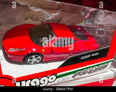Kiew, Ukraine - 24. Juni 2025: Ein leuchtend rotes Ferrari-Modellauto in der Originalverpackung Stockfoto