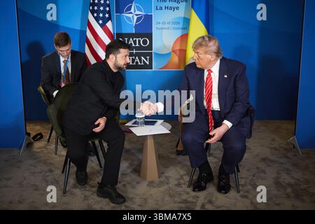 Den Haag, Niederlande. Juni 2025. Bemerkungen des ukrainischen Präsidenten Wolodymyr Zelenskyj und des US-Präsidenten Donald Trump auf dem NATO-Gipfel 2025 in den Haag, Niederlande, am Mittwoch, 25. Juni 2025. Foto über Pressestelle des ukrainischen Präsidenten/UPI Credit: UPI/Alamy Live News Stockfoto