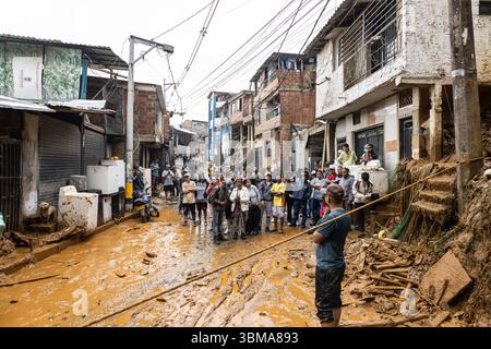 Bello, Kolumbien. Juni 2025. Mitglieder der Gemeinde und des Zivilschutzes nehmen an Auffinde- und Rettungseinsätzen in der Gemeinde Bello bei Medellin, Kolumbien Teil, nachdem am 24. Mai 2025 bei einem Erdrutsch, ausgelöst durch schwere Regenfälle, 10 Menschen getötet wurden. Foto: Juan J. Erazo/Long Visual Press Credit: Long Visual Press/Alamy Live News Stockfoto