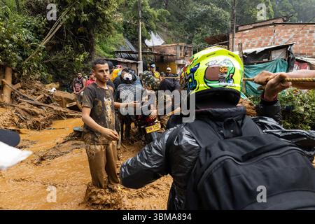 Bello, Kolumbien. Juni 2025. Mitglieder der Gemeinde und des Zivilschutzes nehmen an Auffinde- und Rettungseinsätzen in der Gemeinde Bello bei Medellin, Kolumbien Teil, nachdem am 24. Mai 2025 bei einem Erdrutsch, ausgelöst durch schwere Regenfälle, 10 Menschen getötet wurden. Foto: Juan J. Erazo/Long Visual Press Credit: Long Visual Press/Alamy Live News Stockfoto