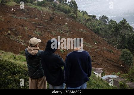 Bello, Kolumbien. Juni 2025. Mitglieder der Gemeinde und des Zivilschutzes nehmen an Auffinde- und Rettungseinsätzen in der Gemeinde Bello bei Medellin, Kolumbien Teil, nachdem am 24. Mai 2025 bei einem Erdrutsch, ausgelöst durch schwere Regenfälle, 10 Menschen getötet wurden. Foto: Juan J. Erazo/Long Visual Press Credit: Long Visual Press/Alamy Live News Stockfoto