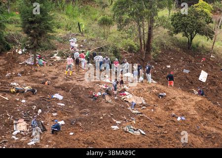 Bello, Kolumbien. Juni 2025. Mitglieder der Gemeinde und des Zivilschutzes nehmen an Auffinde- und Rettungseinsätzen in der Gemeinde Bello bei Medellin, Kolumbien Teil, nachdem am 24. Mai 2025 bei einem Erdrutsch, ausgelöst durch schwere Regenfälle, 10 Menschen getötet wurden. Foto: Juan J. Erazo/Long Visual Press Credit: Long Visual Press/Alamy Live News Stockfoto