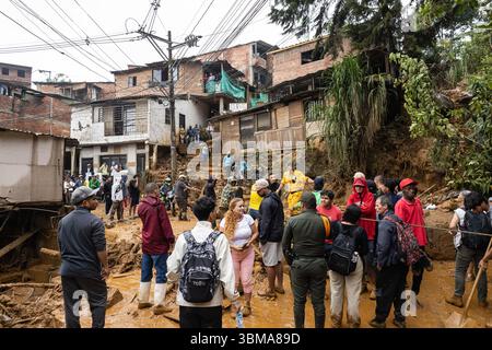 Bello, Kolumbien. Juni 2025. Mitglieder der Gemeinde und des Zivilschutzes nehmen an Auffinde- und Rettungseinsätzen in der Gemeinde Bello bei Medellin, Kolumbien Teil, nachdem am 24. Mai 2025 bei einem Erdrutsch, ausgelöst durch schwere Regenfälle, 10 Menschen getötet wurden. Foto: Juan J. Erazo/Long Visual Press Credit: Long Visual Press/Alamy Live News Stockfoto