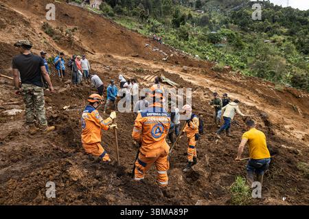 Bello, Kolumbien. Juni 2025. Mitglieder der Gemeinde und des Zivilschutzes nehmen an Auffinde- und Rettungseinsätzen in der Gemeinde Bello bei Medellin, Kolumbien Teil, nachdem am 24. Mai 2025 bei einem Erdrutsch, ausgelöst durch schwere Regenfälle, 10 Menschen getötet wurden. Foto: Juan J. Erazo/Long Visual Press Credit: Long Visual Press/Alamy Live News Stockfoto