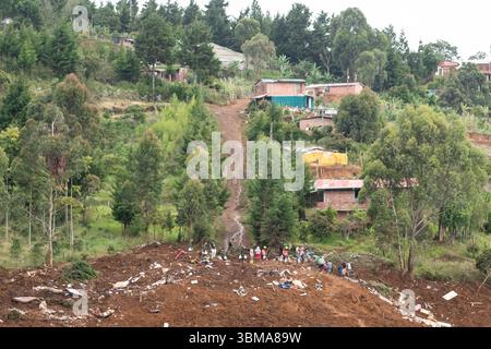 Bello, Kolumbien. Juni 2025. Mitglieder der Gemeinde und des Zivilschutzes nehmen an Auffinde- und Rettungseinsätzen in der Gemeinde Bello bei Medellin, Kolumbien Teil, nachdem am 24. Mai 2025 bei einem Erdrutsch, ausgelöst durch schwere Regenfälle, 10 Menschen getötet wurden. Foto: Juan J. Erazo/Long Visual Press Credit: Long Visual Press/Alamy Live News Stockfoto