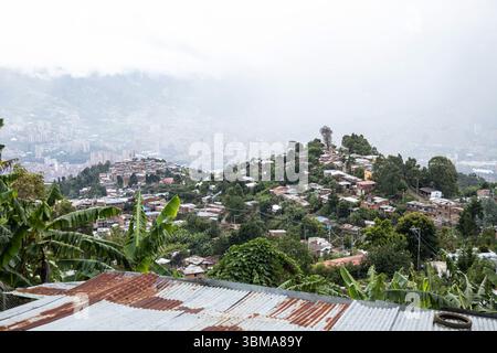 Bello, Kolumbien. Juni 2025. Mitglieder der Gemeinde und des Zivilschutzes nehmen an Auffinde- und Rettungseinsätzen in der Gemeinde Bello bei Medellin, Kolumbien Teil, nachdem am 24. Mai 2025 bei einem Erdrutsch, ausgelöst durch schwere Regenfälle, 10 Menschen getötet wurden. Foto: Juan J. Erazo/Long Visual Press Credit: Long Visual Press/Alamy Live News Stockfoto