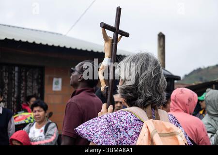 Bello, Kolumbien. Juni 2025. Mitglieder der Gemeinde und des Zivilschutzes nehmen an Auffinde- und Rettungseinsätzen in der Gemeinde Bello bei Medellin, Kolumbien Teil, nachdem am 24. Mai 2025 bei einem Erdrutsch, ausgelöst durch schwere Regenfälle, 10 Menschen getötet wurden. Foto: Juan J. Erazo/Long Visual Press Credit: Long Visual Press/Alamy Live News Stockfoto