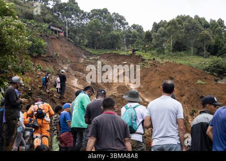 Bello, Kolumbien. Juni 2025. Mitglieder der Gemeinde und des Zivilschutzes nehmen an Auffinde- und Rettungseinsätzen in der Gemeinde Bello bei Medellin, Kolumbien Teil, nachdem am 24. Mai 2025 bei einem Erdrutsch, ausgelöst durch schwere Regenfälle, 10 Menschen getötet wurden. Foto: Juan J. Erazo/Long Visual Press Credit: Long Visual Press/Alamy Live News Stockfoto