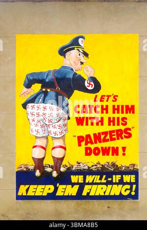 Vintage-Propagandaplakat aus dem Zweiten Weltkrieg mit einer Karikatur von Adolf hitler, einem deutschen Offizier, mit humorvollen Texten und Bildern Stockfoto