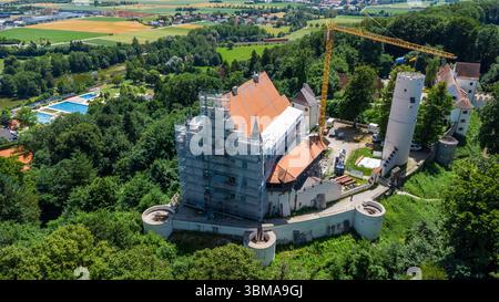 Mindelheim, Bayern, Deutschland - 25. Juni 2025: Burg Mindelburg wird renoviert - das historische Bergschloss mit Blick auf Mindelheim wird renoviert. Bauarbeiten und Renovierungen prägen derzeit das Bild - ein Balanceakt zwischen Denkmalschutz und moderner Nutzung. *** Mindelburg im Umbau - die historische Höhenburg über Mindelheim bekommt ein neues Gesicht. Bauarbeiten und Sanierung prägen aktuell das Bild ein Balanceakt zwischen Denkmalpflege und moderner Nutzung. Stockfoto