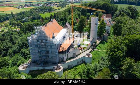 Mindelheim, Bayern, Deutschland - 25. Juni 2025: Burg Mindelburg wird renoviert - das historische Bergschloss mit Blick auf Mindelheim wird renoviert. Bauarbeiten und Renovierungen prägen derzeit das Bild - ein Balanceakt zwischen Denkmalschutz und moderner Nutzung. *** Mindelburg im Umbau - die historische Höhenburg über Mindelheim bekommt ein neues Gesicht. Bauarbeiten und Sanierung prägen aktuell das Bild ein Balanceakt zwischen Denkmalpflege und moderner Nutzung. Stockfoto