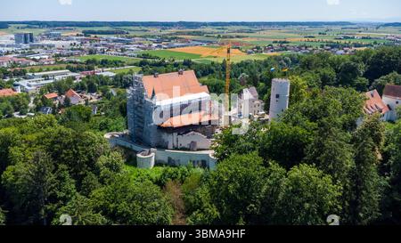 Mindelheim, Bayern, Deutschland - 25. Juni 2025: Burg Mindelburg wird renoviert - das historische Bergschloss mit Blick auf Mindelheim wird renoviert. Bauarbeiten und Renovierungen prägen derzeit das Bild - ein Balanceakt zwischen Denkmalschutz und moderner Nutzung. *** Mindelburg im Umbau - die historische Höhenburg über Mindelheim bekommt ein neues Gesicht. Bauarbeiten und Sanierung prägen aktuell das Bild ein Balanceakt zwischen Denkmalpflege und moderner Nutzung. Stockfoto