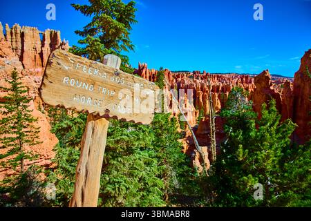 Peekaboo Loop Trail Schild und Hoodoo Formationen im Bryce Canyon National Park Stockfoto