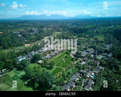 Visesa Ubud Resort, und vulkanische Hochland in der Ferne, Ubud, Bali, Indonesien - Luft Stockfoto