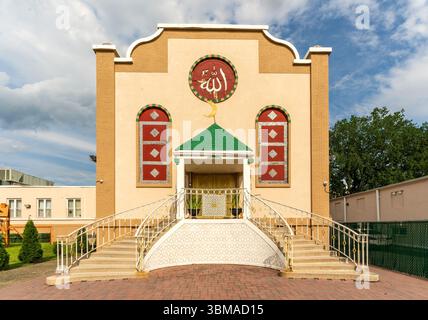 Suffern, NY - USA - 21. Juni 2025 Masjid Darul Ehsan in Suffern, NY, begrüßt alle mit seiner anmutigen islamischen Architektur, lebendigen Gemeinschaftsräumen und s Stockfoto