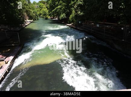 Ein Sommertag in der Landeshauptstadt München. Hier der Blick auf die Eisbachwelle *** Ein Sommertag in der Landeshauptstadt München hier ist ein Blick auf die Eisbachwelle Stockfoto