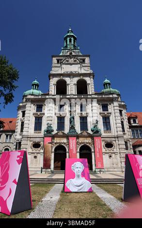 Ein Sommertag in der Landeshauptstadt München. Hier der Blick auf das Bayerische Nationalmuseum in der Prinzregentenstraße *** Ein Sommertag in der Landeshauptstadt München hier ist ein Blick auf das Bayerische Nationalmuseum in der Prinzregentenstraße Stockfoto